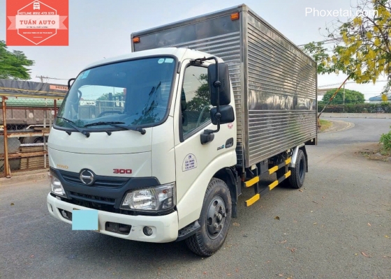 Xe tải Hino XZU650 thùng kín 1T7 đời 2020