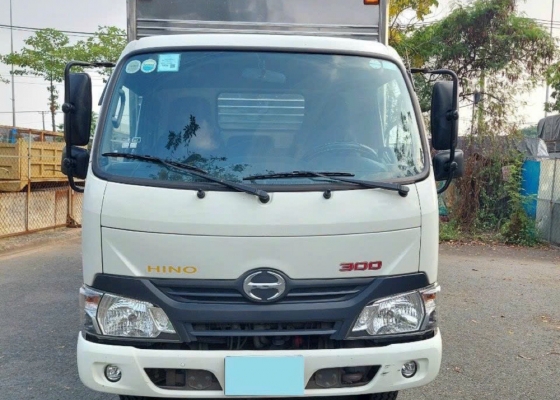 Xe tải Hino XZU650 thùng kín 1T7 đời 2020