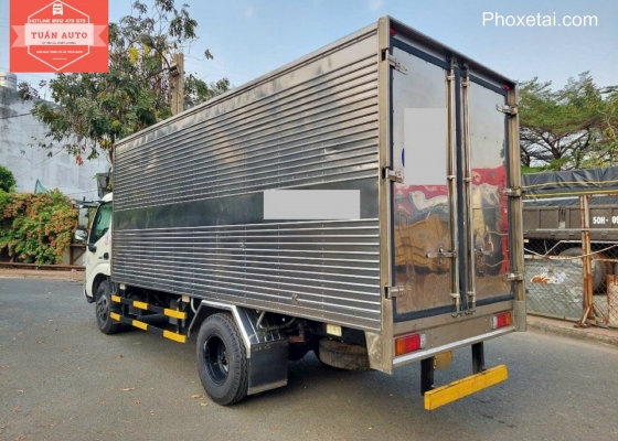 Xe tải Hino XZU650 thùng kín 1T7 đời 2020