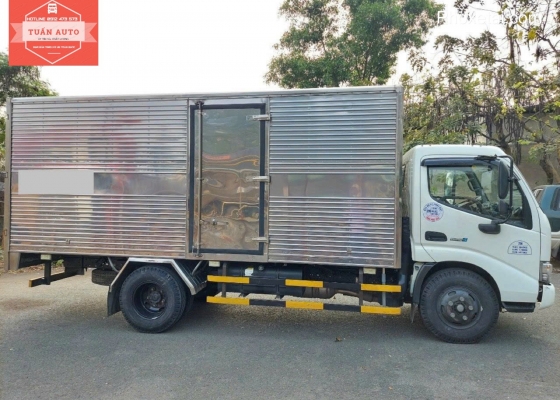 Xe tải Hino XZU650 thùng kín 1T7 đời 2020
