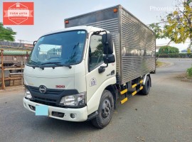 Xe tải Hino XZU650 thùng kín 1T7 đời 2020
